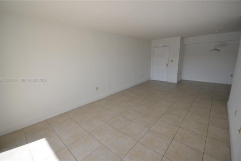 Condo in Miami, Florida, 1 bedroom  № 2262271 - photo 6
