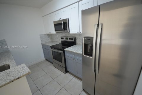 Condo in Miami, Florida, 1 bedroom  № 2262271 - photo 10