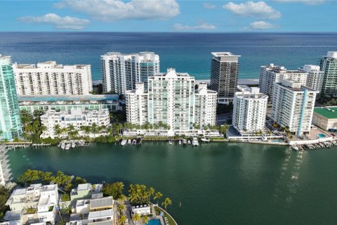Condominio en Miami Beach, Florida, 3 dormitorios  № 2036395