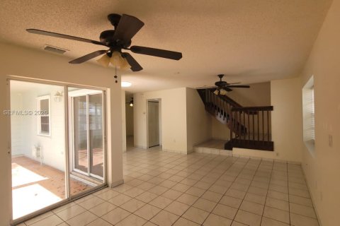 Townhouse in Miami, Florida 2 bedrooms, 106 sq.m. № 1964395 - photo 8