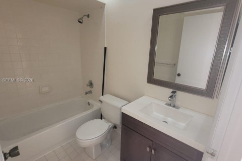 Townhouse in Miami, Florida 2 bedrooms, 106 sq.m. № 1964395 - photo 15