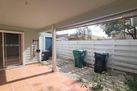 Townhouse in Miami, Florida 2 bedrooms, 106 sq.m. № 1964395 - photo 10