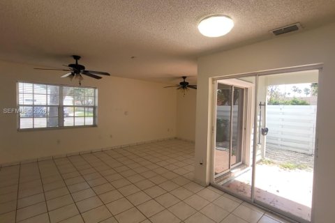 Townhouse in Miami, Florida 2 bedrooms, 106 sq.m. № 1964395 - photo 9