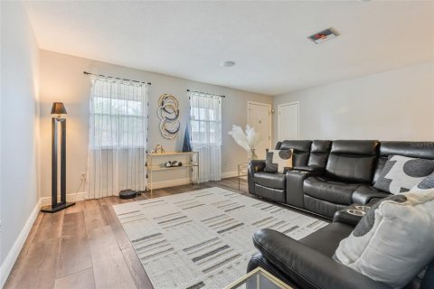 House in Titusville, Florida 4 bedrooms, 150.87 sq.m. № 1869001 - photo 5