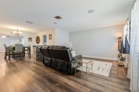 House in Titusville, Florida 4 bedrooms, 150.87 sq.m. № 1869001 - photo 4