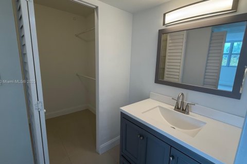 Condominio en venta en North Miami Beach, Florida, 1 dormitorio, 97.83 m2 № 1938539 - foto 3