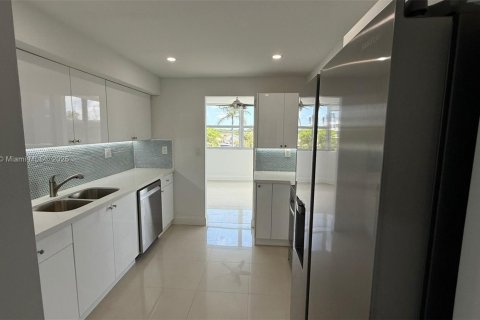 Condo in North Miami Beach, Florida, 1 bedroom  № 1938539 - photo 7