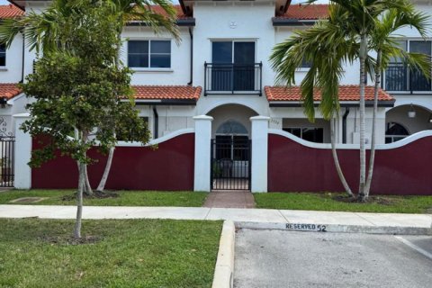 Townhouse in Lauderdale Lakes, Florida 2 bedrooms, 102.56 sq.m. № 2382872