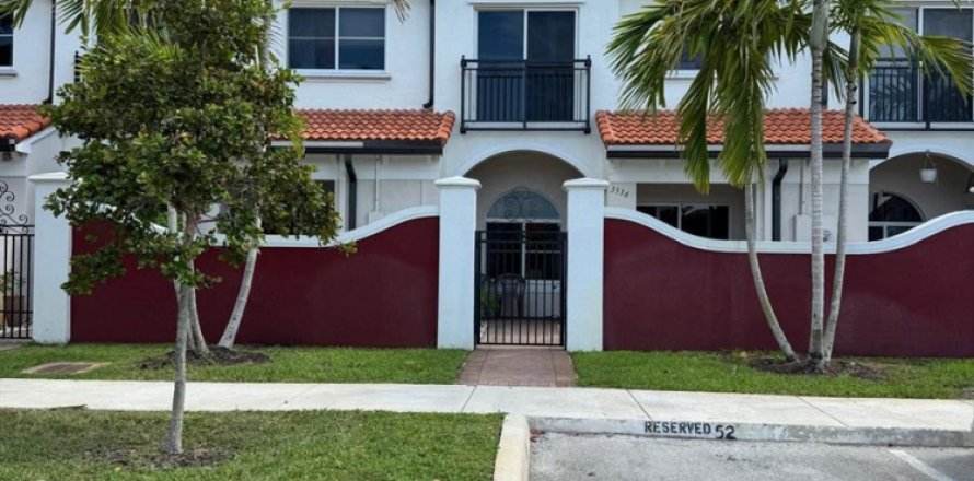 Townhouse in Lauderdale Lakes, Florida 2 bedrooms, 102.56 sq.m. № 2382872