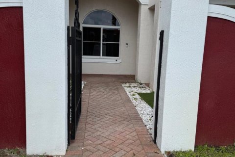 Townhouse in Lauderdale Lakes, Florida 2 bedrooms, 102.56 sq.m. № 2382872 - photo 3