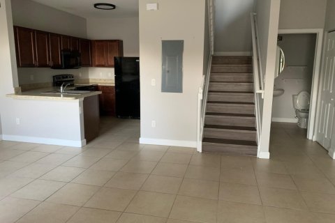 Townhouse in Lauderdale Lakes, Florida 2 bedrooms, 102.56 sq.m. № 2382872 - photo 4