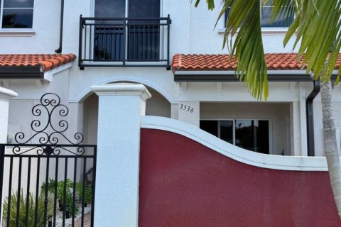 Townhouse in Lauderdale Lakes, Florida 2 bedrooms, 102.56 sq.m. № 2382872 - photo 2