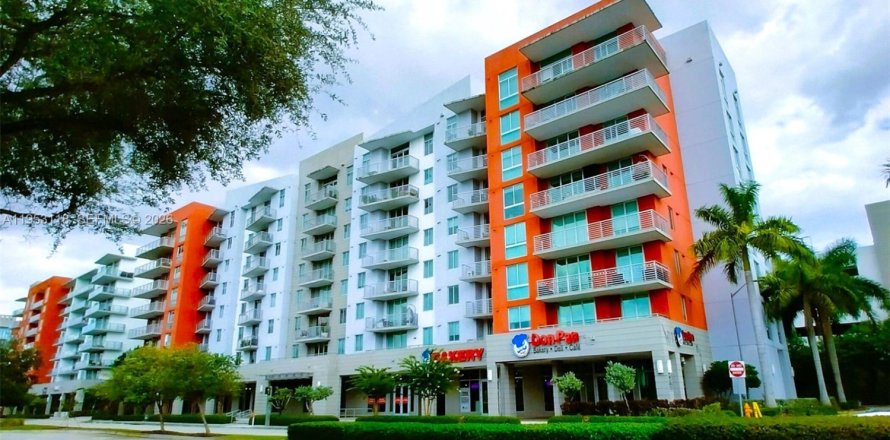 Кондоминиум с 3 спальнями в Дорал, Флорида № 2017607