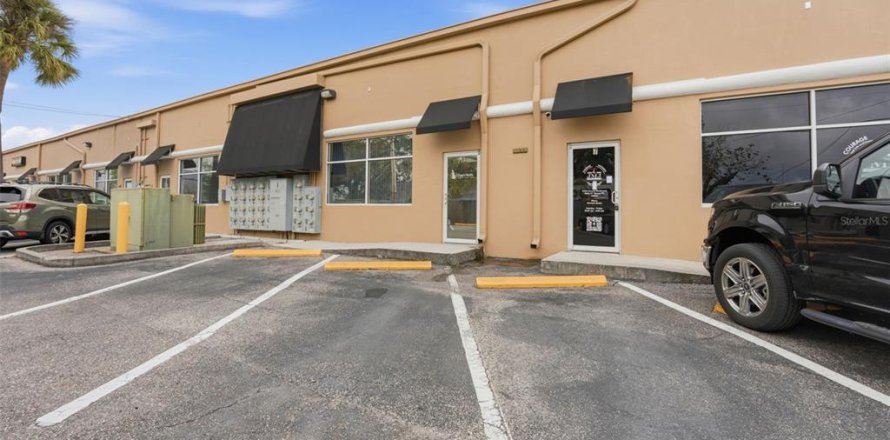 Commercial property in Tampa, Florida 100.33 sq.m. № 2134699