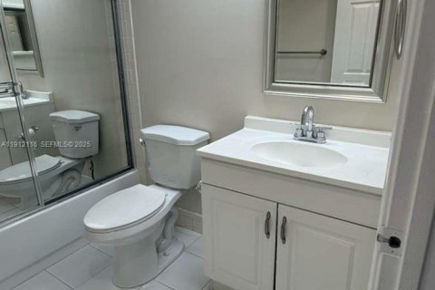 Condo in Pembroke Pines, Florida, 2 bedrooms № 1987495 - photo 10