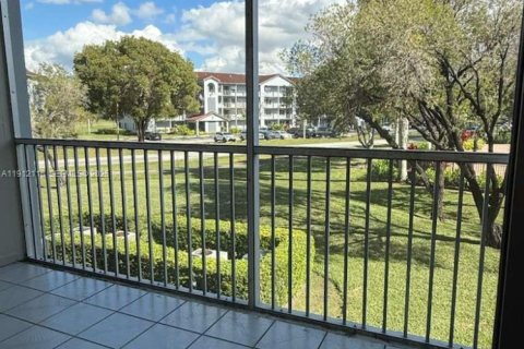 Condo in Pembroke Pines, Florida, 2 bedrooms № 1987495 - photo 20