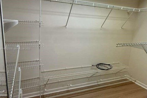 Condo in Pembroke Pines, Florida, 2 bedrooms № 1987495 - photo 17