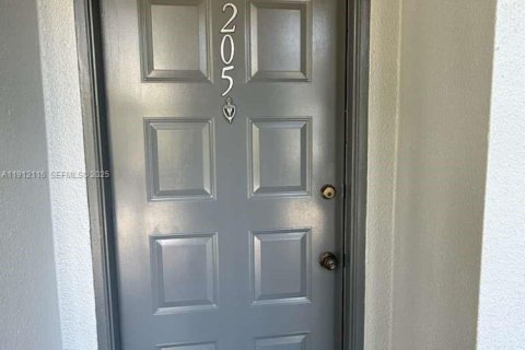 Condo in Pembroke Pines, Florida, 2 bedrooms № 1987495 - photo 1