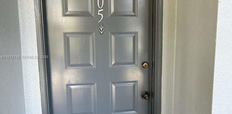 Condo in Pembroke Pines, Florida, 2 bedrooms № 1987495