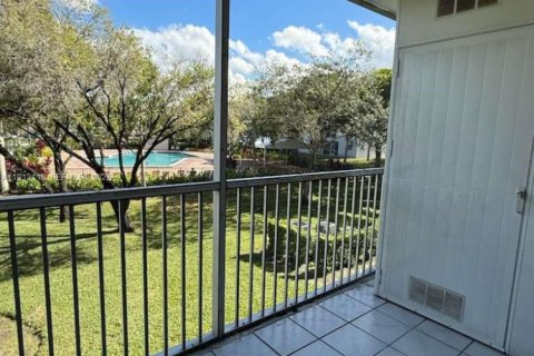 Condo in Pembroke Pines, Florida, 2 bedrooms № 1987495 - photo 23
