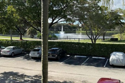 Condo in Pembroke Pines, Florida, 2 bedrooms № 1987495 - photo 25