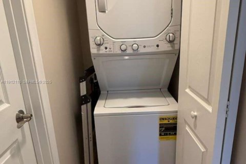 Condo in Pembroke Pines, Florida, 2 bedrooms № 1987495 - photo 6