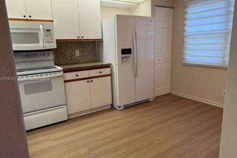 Condo in Pembroke Pines, Florida, 2 bedrooms № 1987495 - photo 4