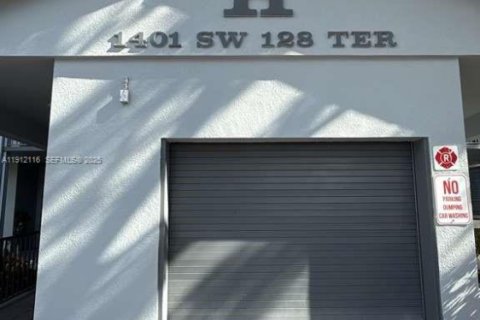 Condo in Pembroke Pines, Florida, 2 bedrooms № 1987495 - photo 26