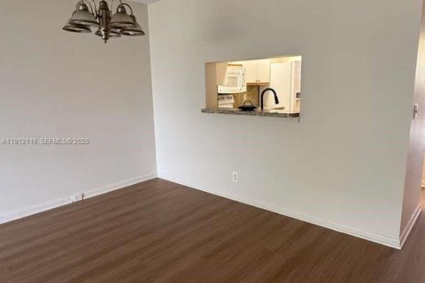 Condo in Pembroke Pines, Florida, 2 bedrooms № 1987495 - photo 12