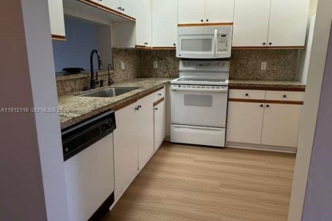 Condo in Pembroke Pines, Florida, 2 bedrooms № 1987495 - photo 3