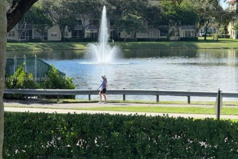 Condo in Pembroke Pines, Florida, 2 bedrooms № 1987495 - photo 24