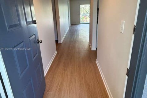 Condo in Pembroke Pines, Florida, 2 bedrooms № 1987495 - photo 2