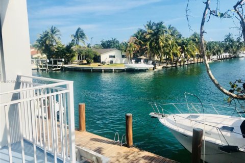 Apartamento en alquiler en North Miami, Florida, 1 dormitorio, 65.96 m2 № 1963859 - foto 3