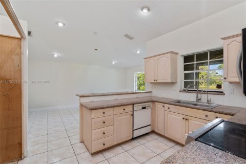 House in Miami, Florida 3 bedrooms, 156.63 sq.m. № 2014728 - photo 24