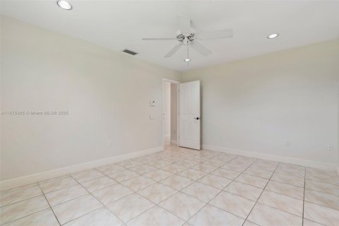 House in Miami, Florida 3 bedrooms, 156.63 sq.m. № 2014728 - photo 16