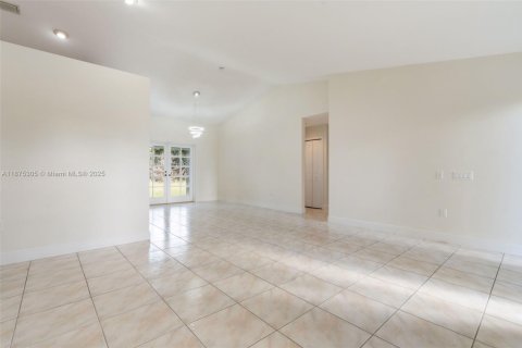 House in Miami, Florida 3 bedrooms, 156.63 sq.m. № 2014728 - photo 4