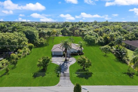 House in Miami, Florida 3 bedrooms, 156.63 sq.m. № 2014728