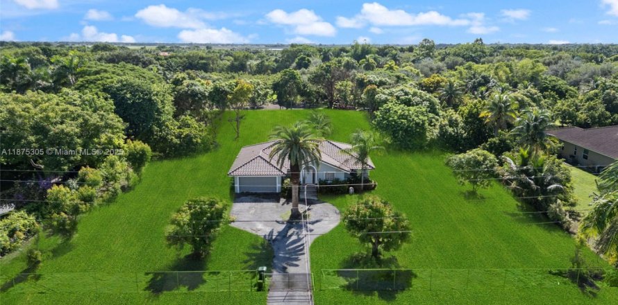 House in Miami, Florida 3 bedrooms, 156.63 sq.m. № 2014728