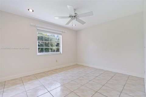 House in Miami, Florida 3 bedrooms, 156.63 sq.m. № 2014728 - photo 12