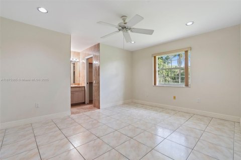 House in Miami, Florida 3 bedrooms, 156.63 sq.m. № 2014728 - photo 14