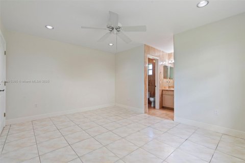 House in Miami, Florida 3 bedrooms, 156.63 sq.m. № 2014728 - photo 15