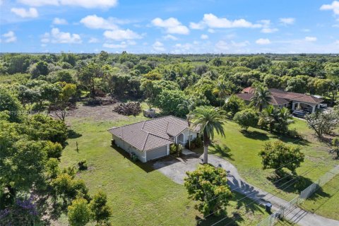 House in Miami, Florida 3 bedrooms, 156.63 sq.m. № 2014728 - photo 3