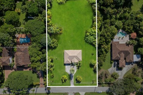 House in Miami, Florida 3 bedrooms, 156.63 sq.m. № 2014728 - photo 29