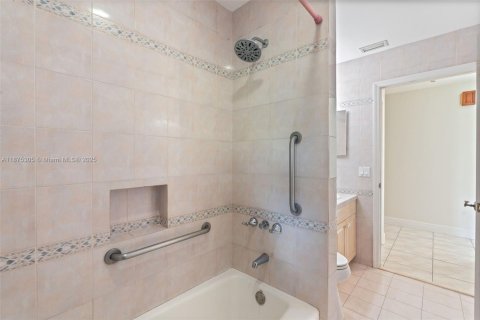 House in Miami, Florida 3 bedrooms, 156.63 sq.m. № 2014728 - photo 21