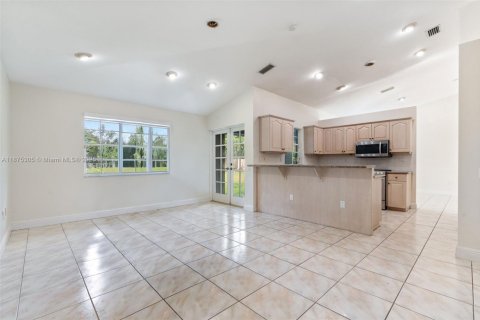 House in Miami, Florida 3 bedrooms, 156.63 sq.m. № 2014728 - photo 27