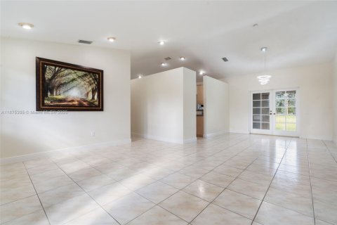 House in Miami, Florida 3 bedrooms, 156.63 sq.m. № 2014728 - photo 5