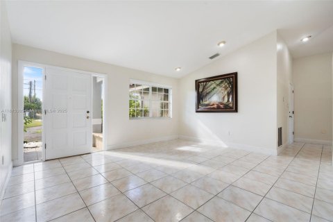 House in Miami, Florida 3 bedrooms, 156.63 sq.m. № 2014728 - photo 6