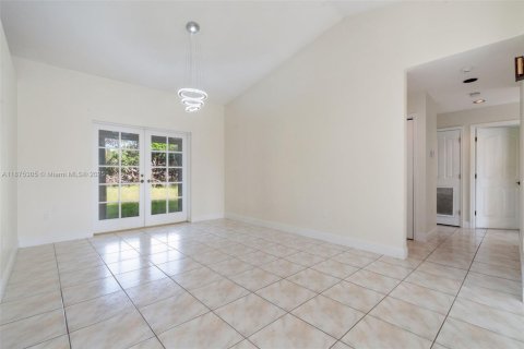 House in Miami, Florida 3 bedrooms, 156.63 sq.m. № 2014728 - photo 7