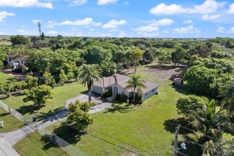 House in Miami, Florida 3 bedrooms, 156.63 sq.m. № 2014728 - photo 2