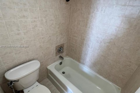 Condominio en alquiler en North Miami, Florida, 1 dormitorio, 74.88 m2 № 1920220 - foto 9